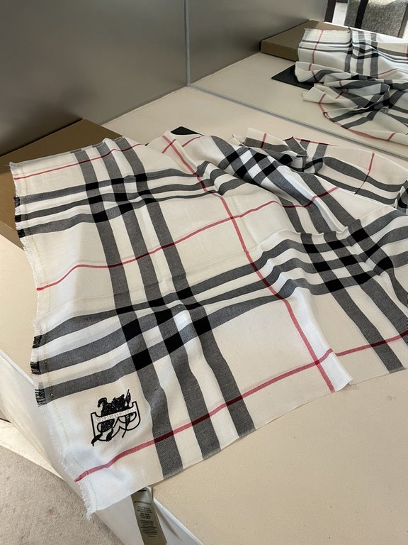 Heavyweight recommended   [top foreign single]   fire N years of the classic grid, when the trend of people have several Burberry scarves in the closet, a small scarf its role can not be underestimated, it is absolutely 