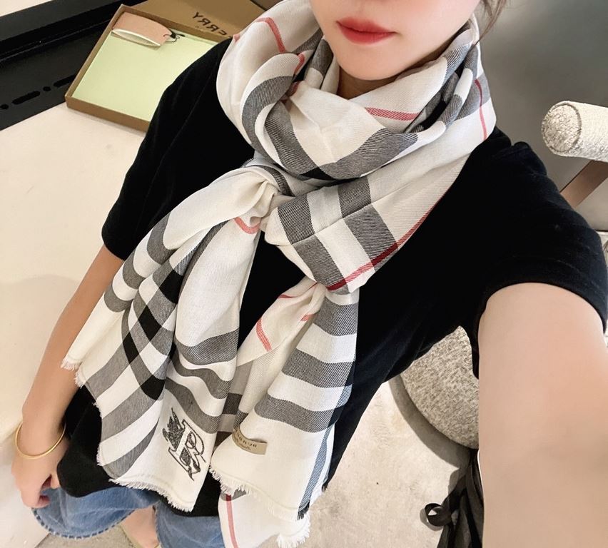 Heavyweight recommended   [top foreign single]   fire N years of the classic grid, when the trend of people have several Burberry scarves in the closet, a small scarf its role can not be underestimated, it is absolutely 