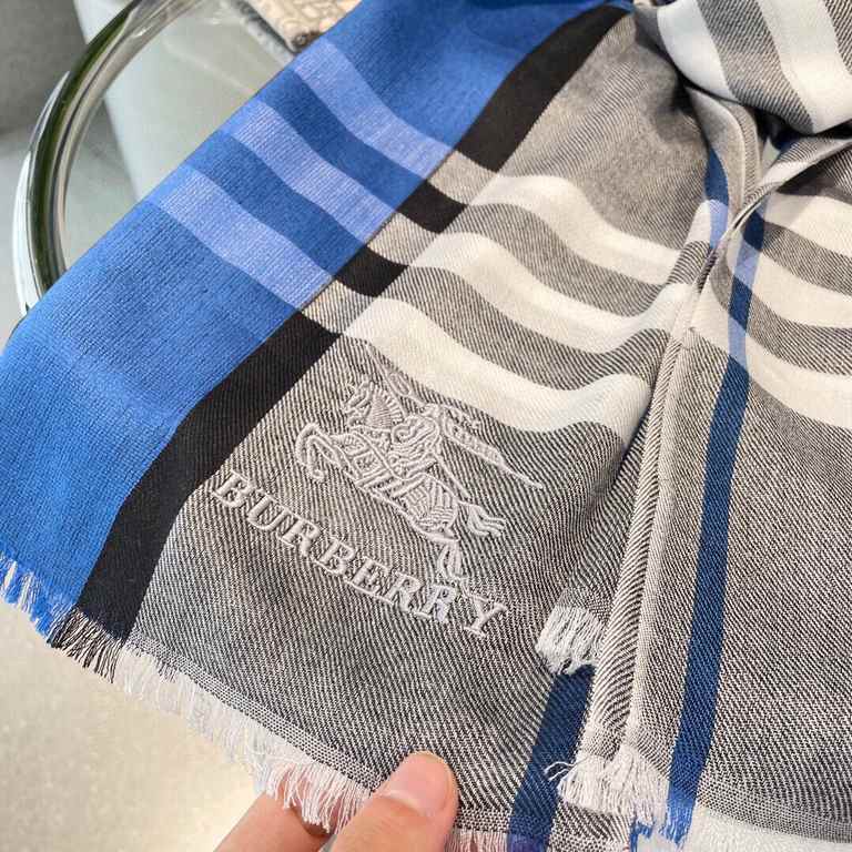 A lightweight scarf crafted by Burberry in checkered cashmere; the edges are trimmed with delicate silk tassels. Product details 70x200 cashmere   mulberry silk, rectangular shape with fringes on both ends