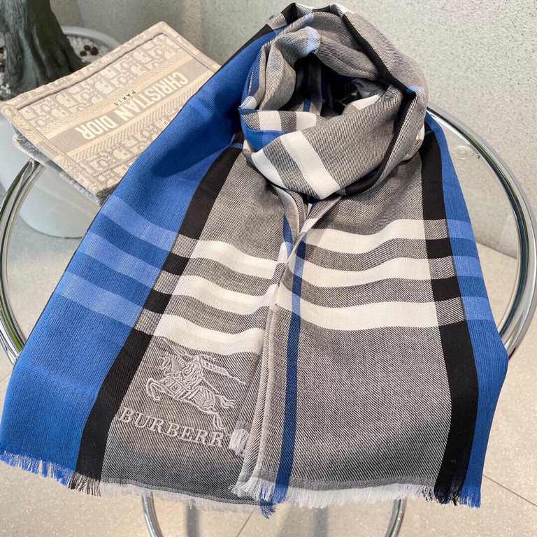 A lightweight scarf crafted by Burberry in checkered cashmere; the edges are trimmed with delicate silk tassels. Product details 70x200 cashmere   mulberry silk, rectangular shape with fringes on both ends