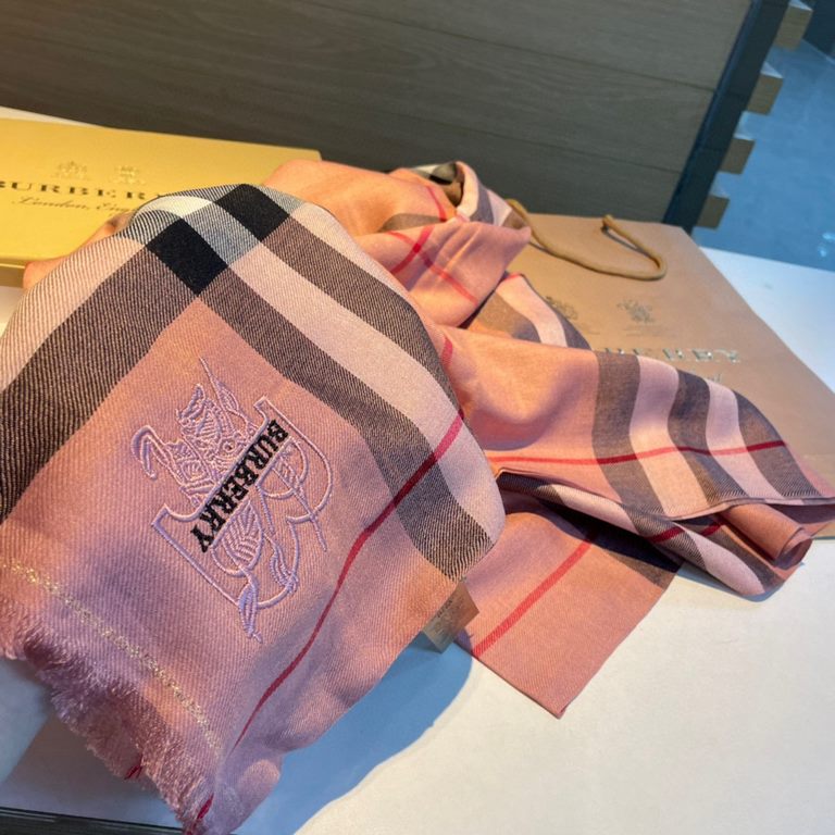 Heavyweight recommended   [top foreign single]   fire N years of the classic grid, when the trend of people have several Burberry scarves in the closet, a small scarf its role can not be underestimated, it is absolutely 