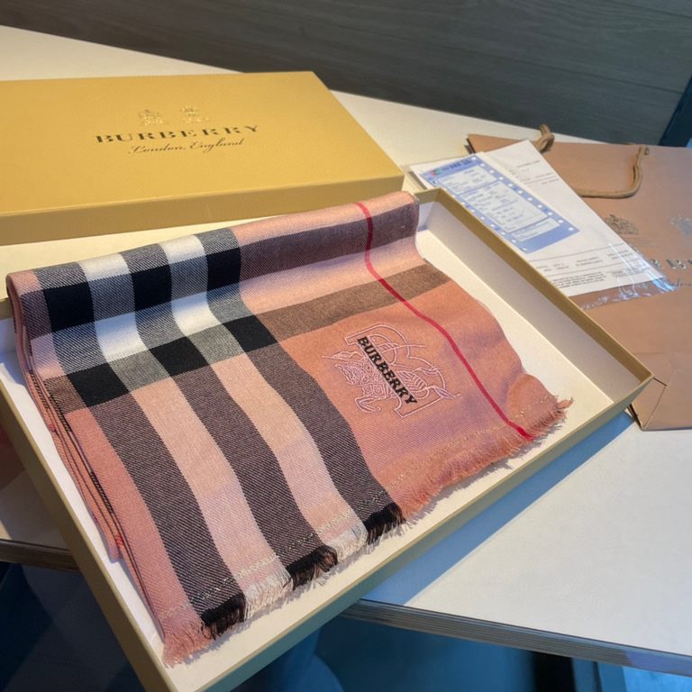 Heavyweight recommended   [top foreign single]   fire N years of the classic grid, when the trend of people have several Burberry scarves in the closet, a small scarf its role can not be underestimated, it is absolutely 