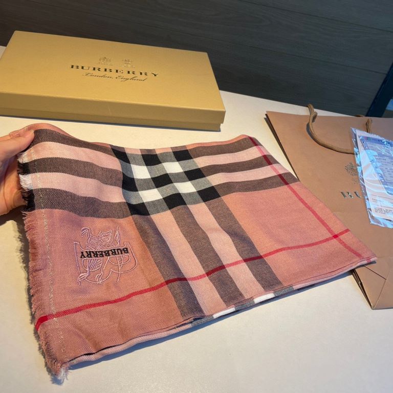 Heavyweight recommended   [top foreign single]   fire N years of the classic grid, when the trend of people have several Burberry scarves in the closet, a small scarf its role can not be underestimated, it is absolutely 