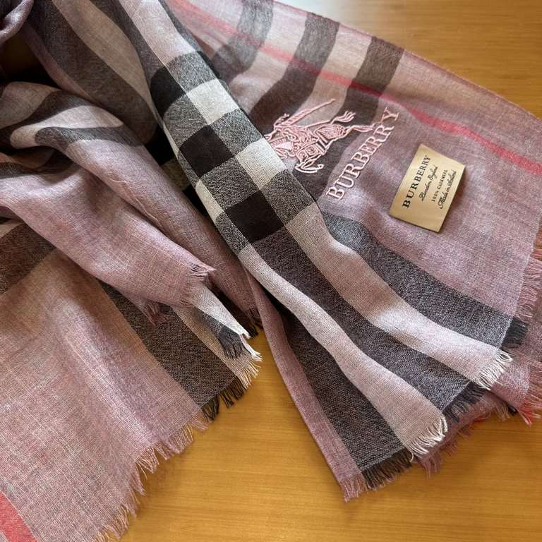 Burberry Burberry ultra-thin plaid shawl spot seconds closet essential classic models VIP recommended!!!! Early fall classic barber cashmere barber shawl. Natural folds design style, soft touch, grid type novelty, classi