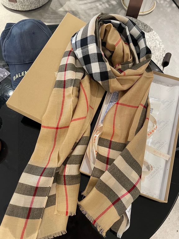 Burberry counter new   scarf shawl heavy to come. Counter inspection  burberry original single hall of fame royal newest models   counter in the sale of 16,000   manpower essential burberry single product. Each color is 