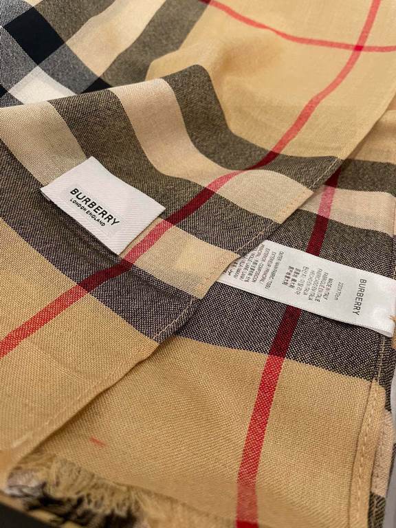 Burberry counter new   scarf shawl heavy to come. Counter inspection  burberry original single hall of fame royal newest models   counter in the sale of 16,000   manpower essential burberry single product. Each color is 