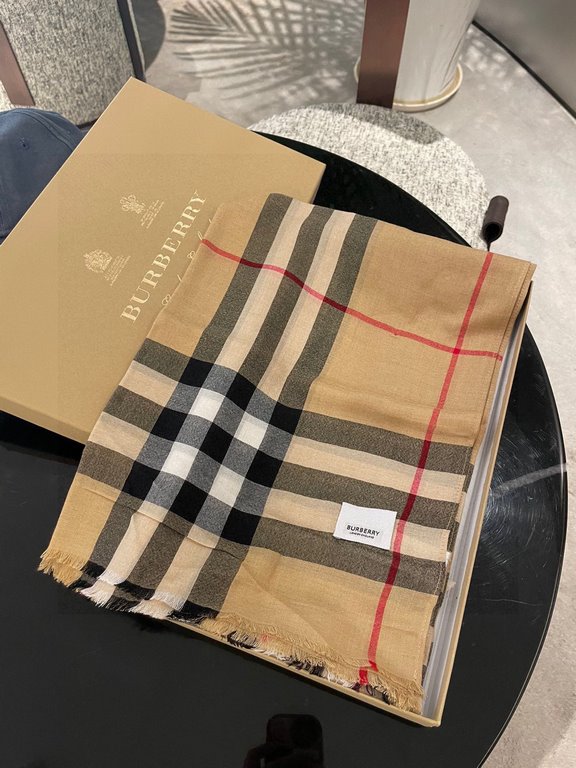 Burberry counter new   scarf shawl heavy to come. Counter inspection  burberry original single hall of fame royal newest models   counter in the sale of 16,000   manpower essential burberry single product. Each color is 