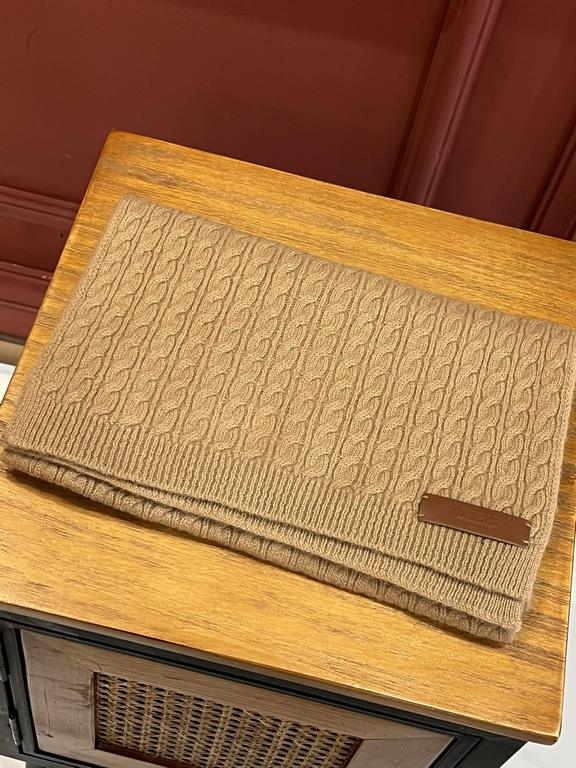 Burberry is coming hard! 36170cm, 50% cashmere 50% wool! The hand feel is excellent! The twisted knit is a youthful yet casual element that gives it a chic appeal, and with the latest iron label stitching from the counte