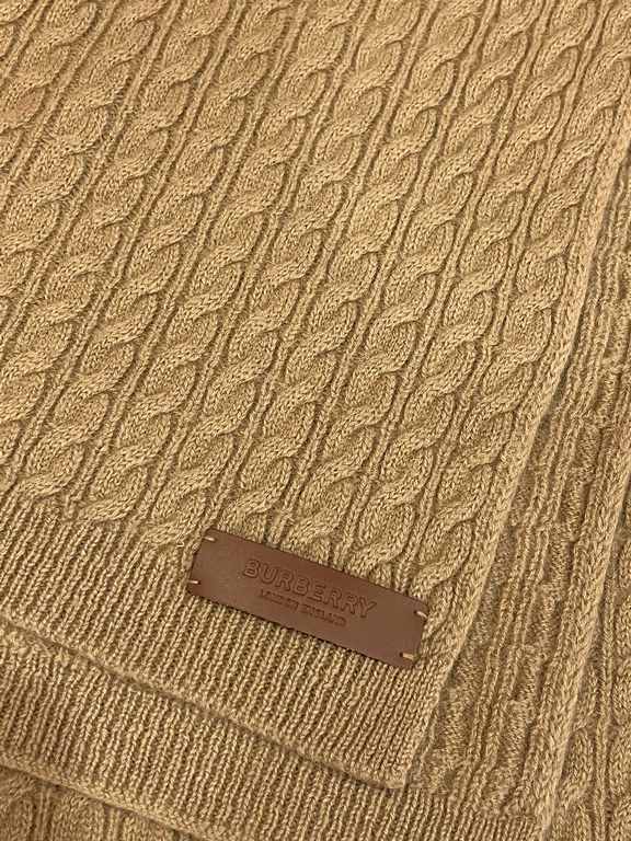 Burberry is coming hard! 36170cm, 50% cashmere 50% wool! The hand feel is excellent! The twisted knit is a youthful yet casual element that gives it a chic appeal, and with the latest iron label stitching from the counte