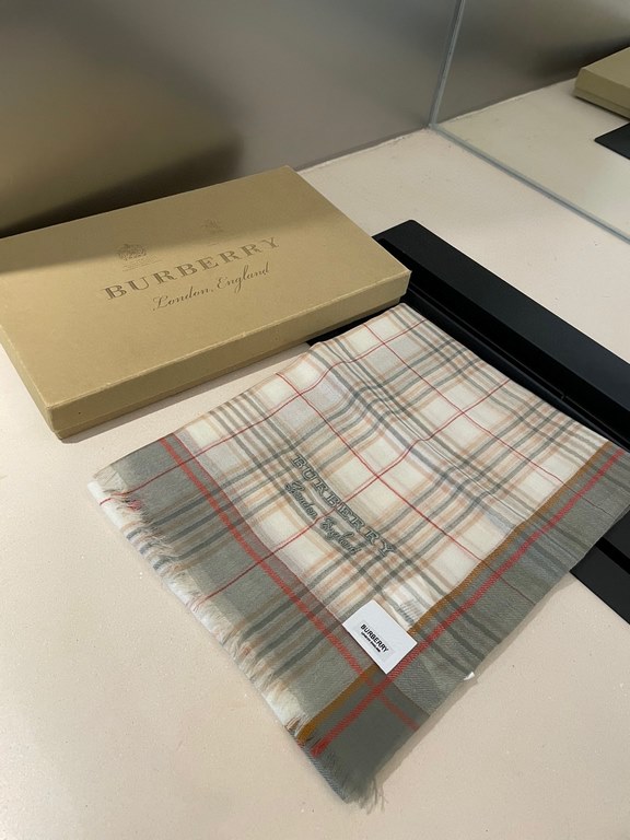 Highly recommended!!! Premium cozy chic vibe, take it if you believe me! This soft scarf from Burberry that touches the heart, inimitable color and temperament!!!! Scarf light and shadow will also have a very beautiful s