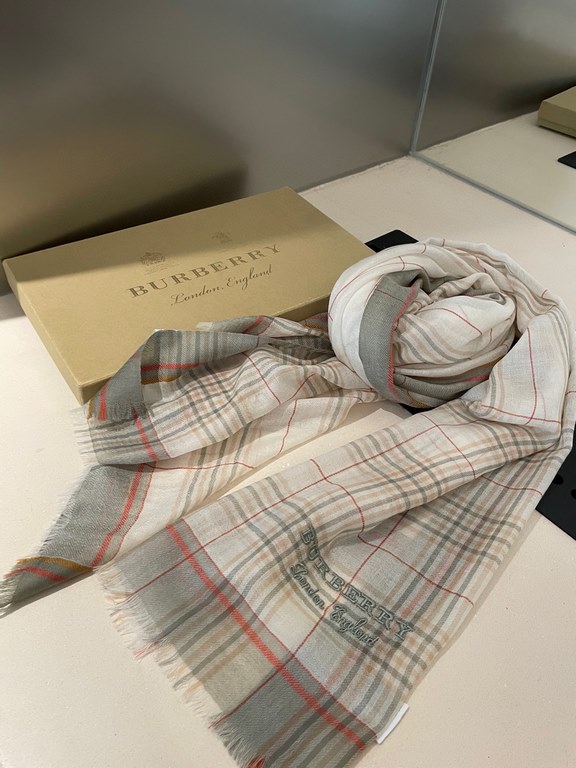 Highly recommended!!! Premium cozy chic vibe, take it if you believe me! This soft scarf from Burberry that touches the heart, inimitable color and temperament!!!! Scarf light and shadow will also have a very beautiful s