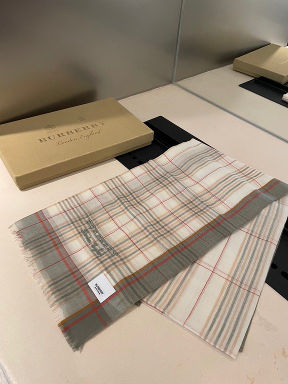 Highly recommended!!! Premium cozy chic vibe, take it if you believe me! This soft scarf from Burberry that touches the heart, inimitable color and temperament!!!! Scarf light and shadow will also have a very beautiful s