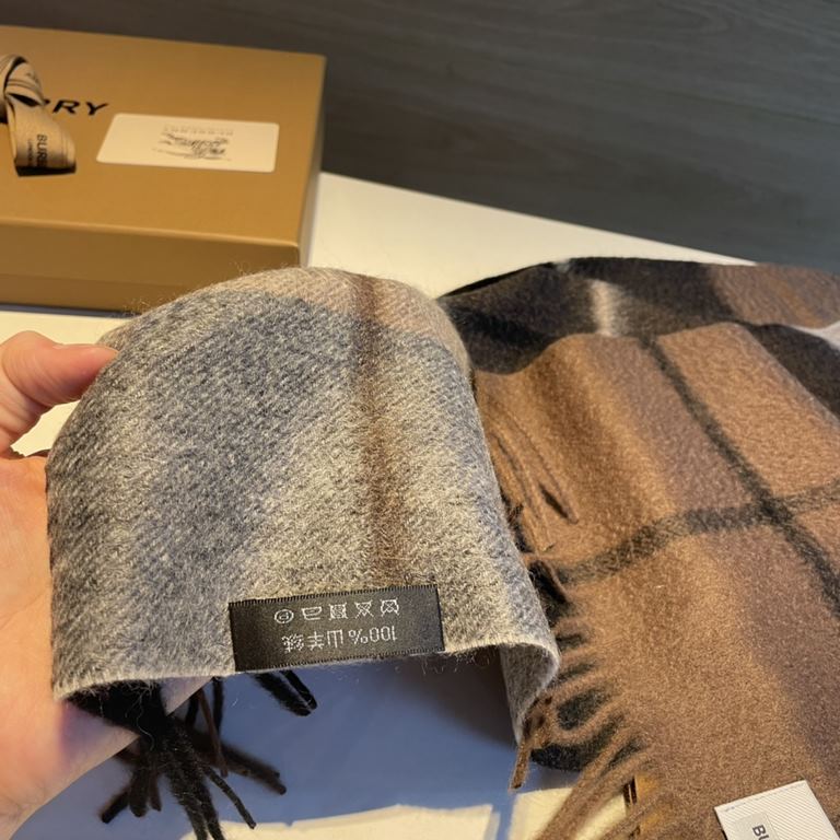 Burberry - Burberry's new heavyweight water ripple cashmere scarf   This year, our men's models are really high-end Level, heavyweight superb   proper family benefits   few and far between in the men's models, Burberry's