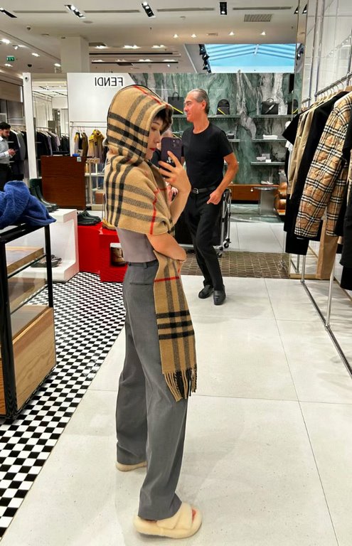 priceExplosive   Burberry [B hooded plaid scarf] a variety of good-looking, known as Burberry this year's most beautiful models, unisex models, the most classic plaid hooded scarf, the choice of wool and cashmere blended