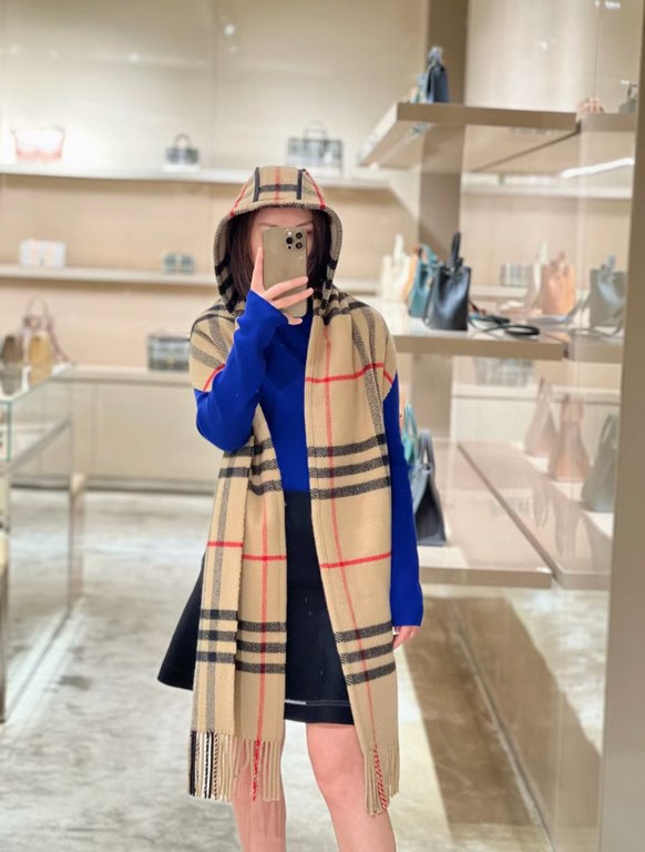 priceExplosive   Burberry [B hooded plaid scarf] a variety of good-looking, known as Burberry this year's most beautiful models, unisex models, the most classic plaid hooded scarf, the choice of wool and cashmere blended