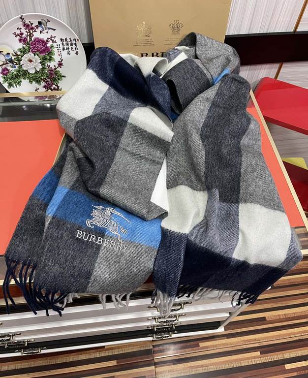 Price  Barberry 2023 counter new   [classic large grid] unisex couple   models, never out of fashion, the effect on the body is very good   texture mellow Scottish style   the use of pure cashmere fabrics craftsmanship  