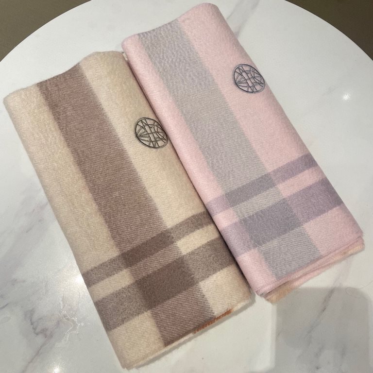 Price  Burberry - Burberry new heavyweight water wave pattern cashmere scarf   beautiful couple models, really high-end Level, heavyweight superb   proper family members welfare   our quality is really absolute, or the p