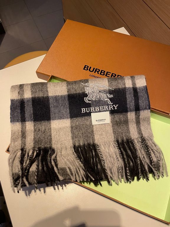 Burberry overseas counter the latest men's women's couple   lamb wool scarf ~ surprise on the shelves   domestic counters are not on the shelves, from the style to the fabric are awesome  , the classic striped pattern, r