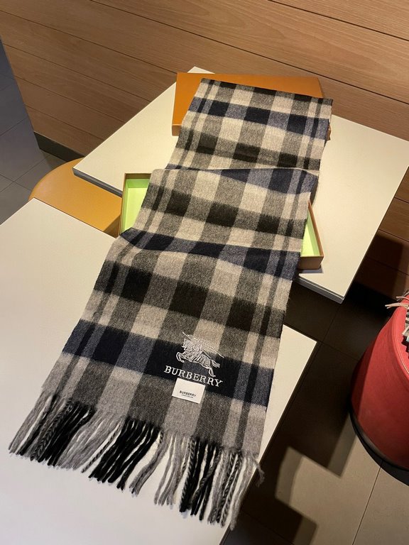 Burberry overseas counter the latest men's women's couple   lamb wool scarf ~ surprise on the shelves   domestic counters are not on the shelves, from the style to the fabric are awesome  , the classic striped pattern, r