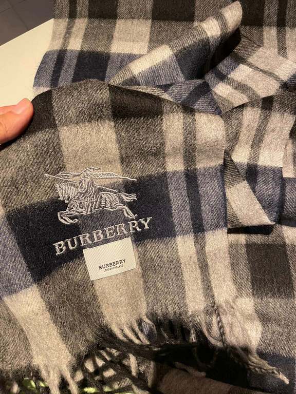 Burberry overseas counter the latest men's women's couple   lamb wool scarf ~ surprise on the shelves   domestic counters are not on the shelves, from the style to the fabric are awesome  , the classic striped pattern, r