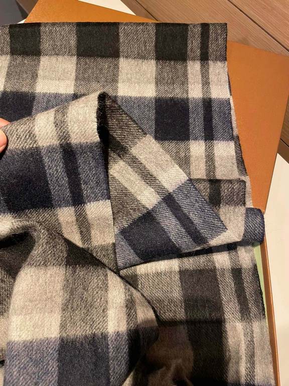 Burberry overseas counter the latest men's women's couple   lamb wool scarf ~ surprise on the shelves   domestic counters are not on the shelves, from the style to the fabric are awesome  , the classic striped pattern, r