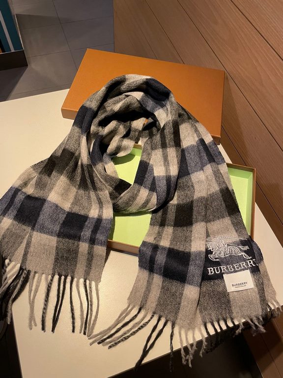 Burberry overseas counter the latest men's women's couple   lamb wool scarf ~ surprise on the shelves   domestic counters are not on the shelves, from the style to the fabric are awesome  , the classic striped pattern, r