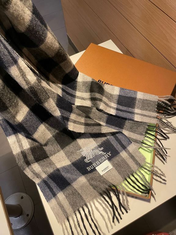 Burberry overseas counter the latest men's women's couple   lamb wool scarf ~ surprise on the shelves   domestic counters are not on the shelves, from the style to the fabric are awesome  , the classic striped pattern, r