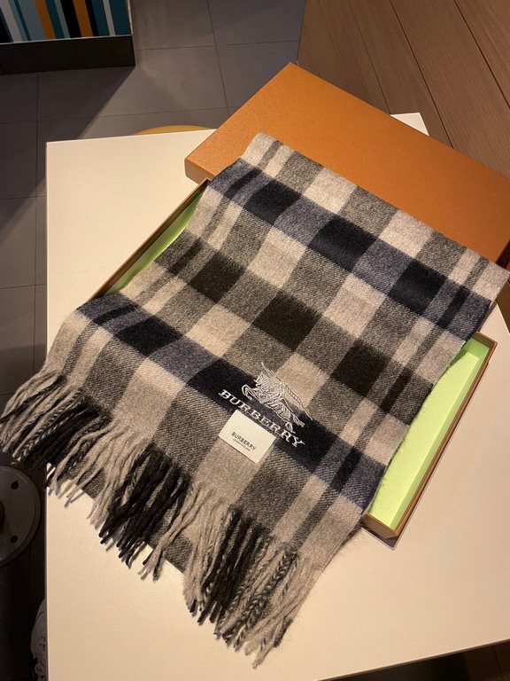 Burberry overseas counter the latest men's women's couple   lamb wool scarf ~ surprise on the shelves   domestic counters are not on the shelves, from the style to the fabric are awesome  , the classic striped pattern, r