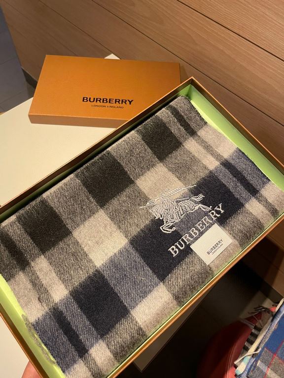 Burberry overseas counter the latest men's women's couple   lamb wool scarf ~ surprise on the shelves   domestic counters are not on the shelves, from the style to the fabric are awesome  , the classic striped pattern, r