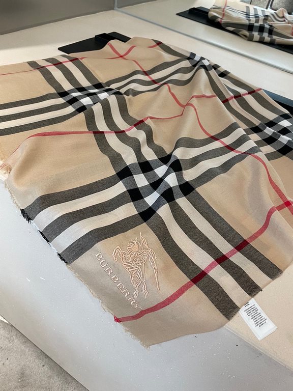 P Burberry counter new   scarf shawl heavy to come. Counter inspection  burberry original single hall of fame royal newest models   counter in the sale of 16,000   manpower essential burberry single product. Each color i