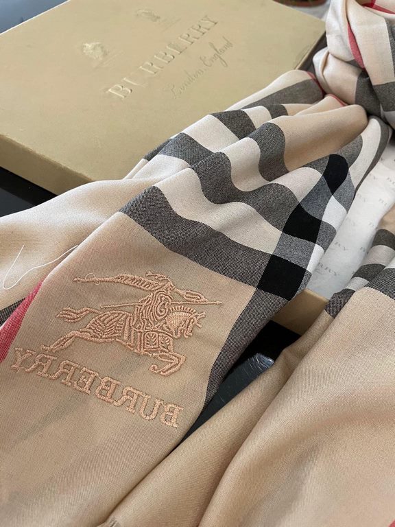 P Burberry counter new   scarf shawl heavy to come. Counter inspection  burberry original single hall of fame royal newest models   counter in the sale of 16,000   manpower essential burberry single product. Each color i