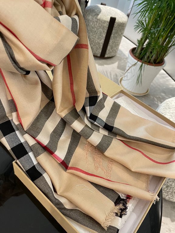 P Burberry counter new   scarf shawl heavy to come. Counter inspection  burberry original single hall of fame royal newest models   counter in the sale of 16,000   manpower essential burberry single product. Each color i