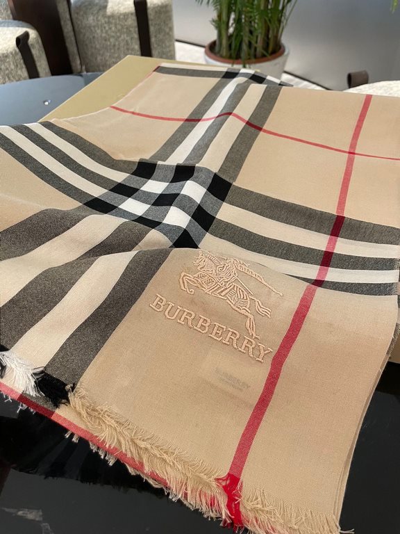 P Burberry counter new   scarf shawl heavy to come. Counter inspection  burberry original single hall of fame royal newest models   counter in the sale of 16,000   manpower essential burberry single product. Each color i