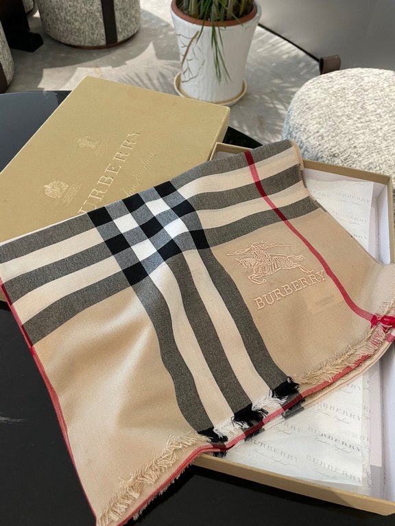 P Burberry counter new   scarf shawl heavy to come. Counter inspection  burberry original single hall of fame royal newest models   counter in the sale of 16,000   manpower essential burberry single product. Each color i