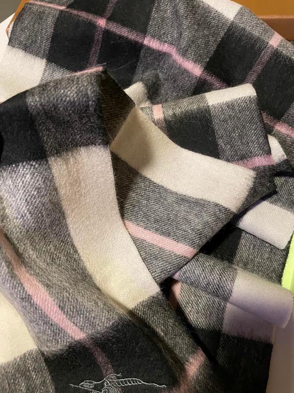 The Burberry Bur cashmere plaid looks crazy good, so stylish and glamorous!!!! Very svelte and stylish fallwinter piece! Really like it, very Classical men's design. Men's stuff less and more! ! 100% cashmere, the feel i