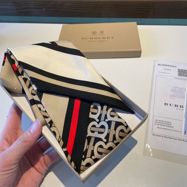 P Burberry Burberry silk twill narrow version of the scarf, decorated with the brand's exclusive logo presented in the digital printing process, Vintage plaid and iconic stripes,   domestic official website is also on th