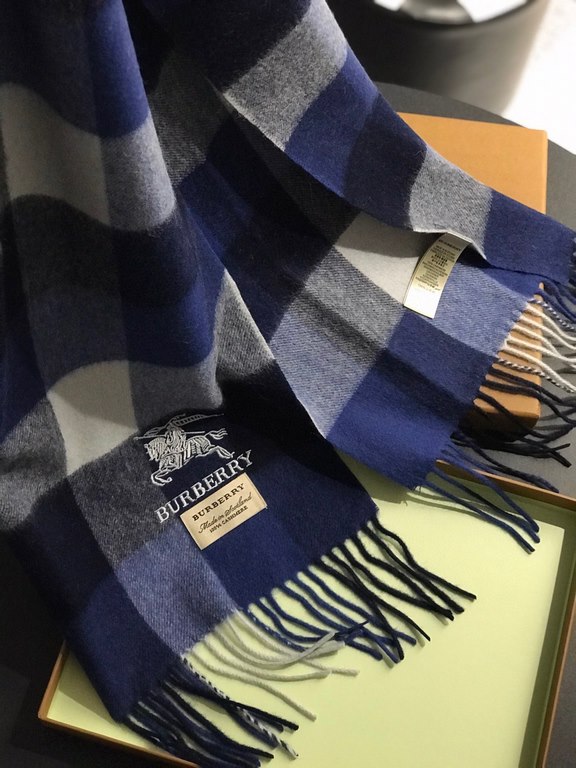 Burberry high quality imported cashmere scarf shocked on the shelves of the latest overseas counter men and women couples cashmere scarf domestic counter are not on the shelves from the style to the fabric is very good c