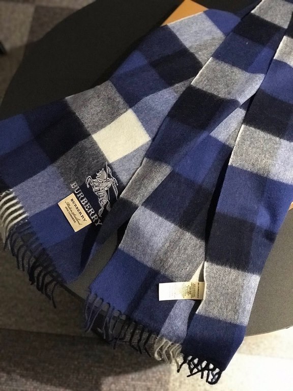 Burberry high quality imported cashmere scarf shocked on the shelves of the latest overseas counter men and women couples cashmere scarf domestic counter are not on the shelves from the style to the fabric is very good c