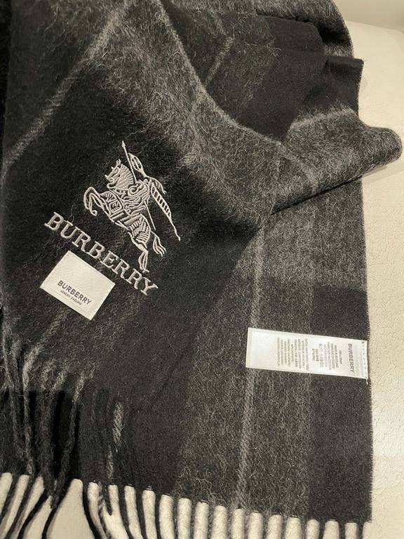 Barberry's newest plaid men's and women's welfare models   The classic plaid blended velvet scarf of the hallowed royalty Barba's War Horse  Exclusive Channel Goods bulingbuling collection! Hand one! Give a good gift for