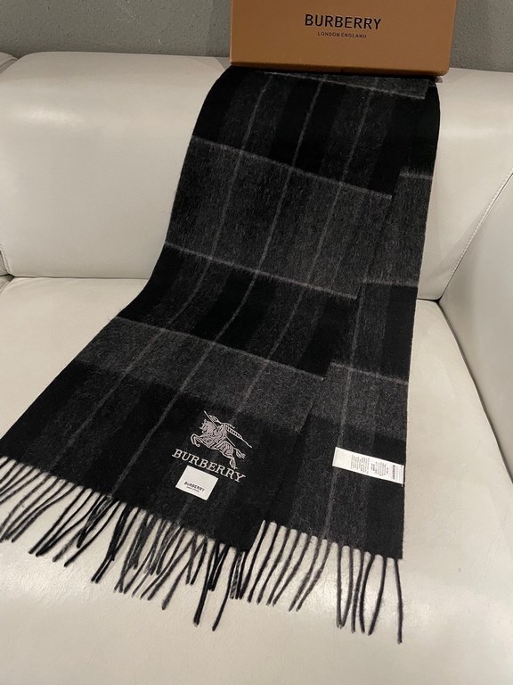 Barberry's newest plaid men's and women's welfare models   The classic plaid blended velvet scarf of the hallowed royalty Barba's War Horse  Exclusive Channel Goods bulingbuling collection! Hand one! Give a good gift for