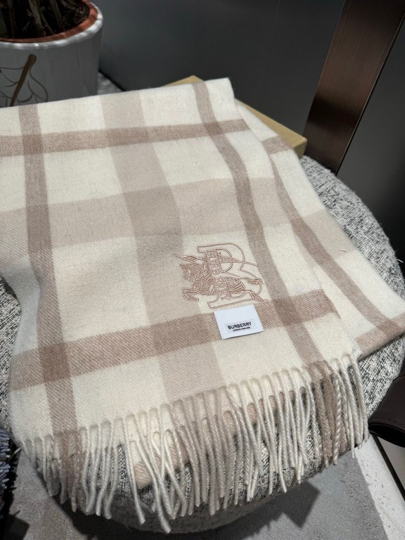 Barberry [Men's and Women's Scarves] Rage to keep for yourself, a rare high-end men's model! Family benefits! Burberry very positive men's scarf ~ fabric big love, very soft and delicate comfortable, light water ripple! 