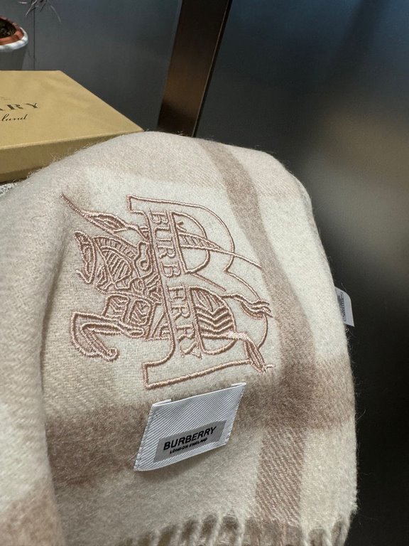 Barberry [Men's and Women's Scarves] Rage to keep for yourself, a rare high-end men's model! Family benefits! Burberry very positive men's scarf ~ fabric big love, very soft and delicate comfortable, light water ripple! 