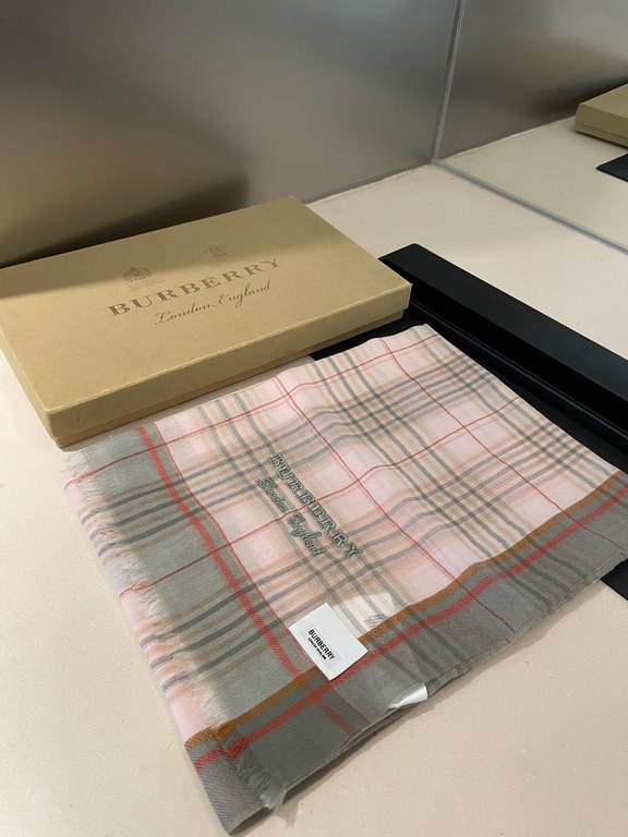 Highly recommended!!! Premium cozy chic vibe, take it if you believe me! This soft scarf from Burberry that touches the heart, inimitable color and temperament!!!! Scarf light and shadow will also have a very beautiful s