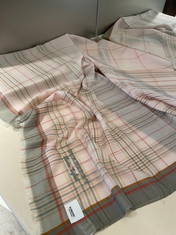 Highly recommended!!! Premium cozy chic vibe, take it if you believe me! This soft scarf from Burberry that touches the heart, inimitable color and temperament!!!! Scarf light and shadow will also have a very beautiful s