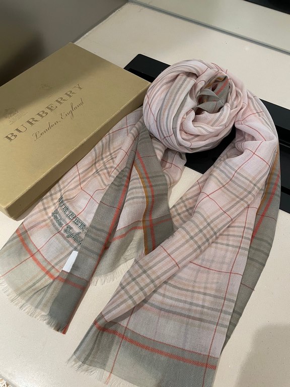 Highly recommended!!! Premium cozy chic vibe, take it if you believe me! This soft scarf from Burberry that touches the heart, inimitable color and temperament!!!! Scarf light and shadow will also have a very beautiful s