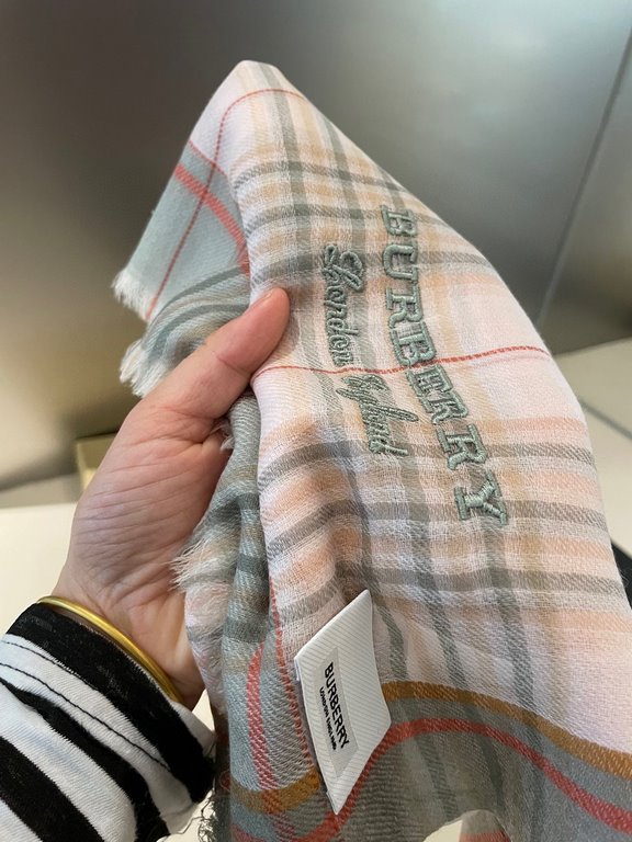 Highly recommended!!! Premium cozy chic vibe, take it if you believe me! This soft scarf from Burberry that touches the heart, inimitable color and temperament!!!! Scarf light and shadow will also have a very beautiful s