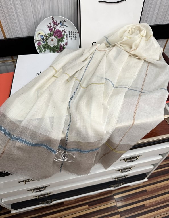 New Burberry   heavy recommended [double C logo]   too beautiful   hot N years of plaid, everyone likes   when the hipsters have several Ba family scarves in the closet,   a change of scarf is enough to give you a refres