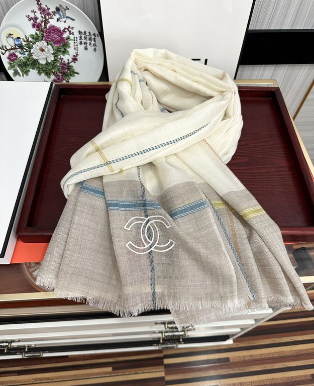 New Burberry   heavy recommended [double C logo]   too beautiful   hot N years of plaid, everyone likes   when the hipsters have several Ba family scarves in the closet,   a change of scarf is enough to give you a refres