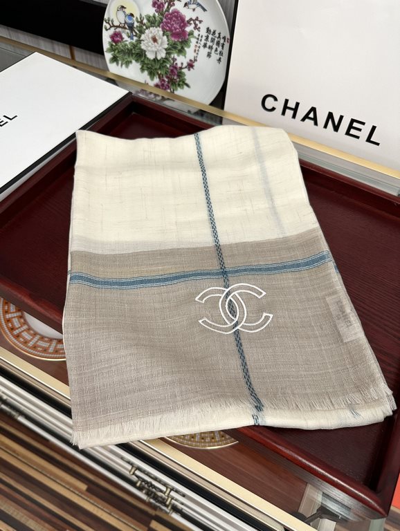 New Burberry   heavy recommended [double C logo]   too beautiful   hot N years of plaid, everyone likes   when the hipsters have several Ba family scarves in the closet,   a change of scarf is enough to give you a refres