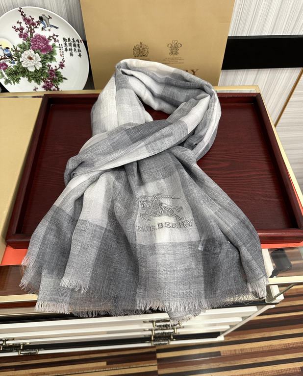 Burberry   using Inner Mongolia cashmere, heavily recommended   too beautiful   hot, everyone likes   when the hipsters have several Ba family scarves in the closet,   change a scarf is enough to give you a refreshing fe